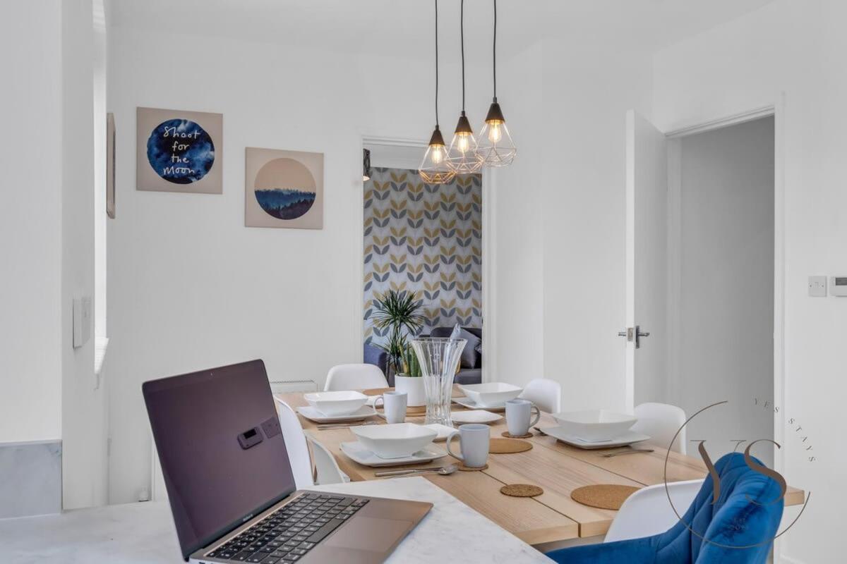 Stylish 3Br Home - Beautiful Garden - Parking West Bromwich Eksteriør bilde