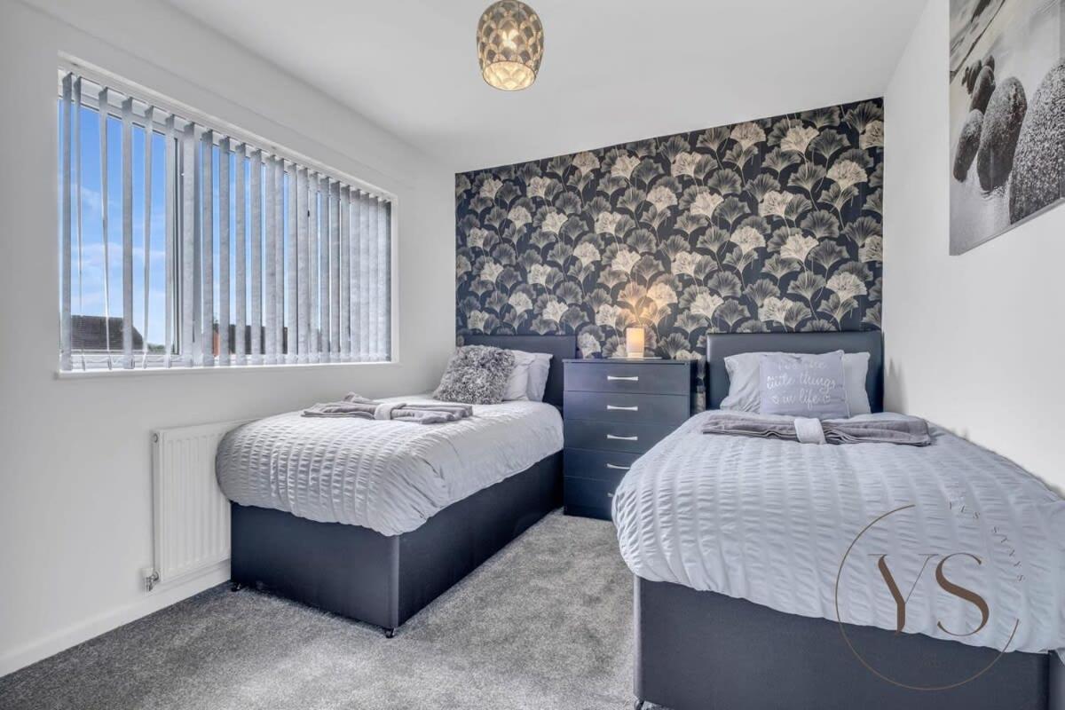 Stylish 3Br Home - Beautiful Garden - Parking West Bromwich Eksteriør bilde