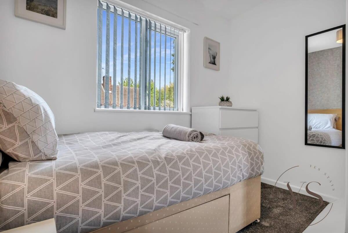 Stylish 3Br Home - Beautiful Garden - Parking West Bromwich Eksteriør bilde