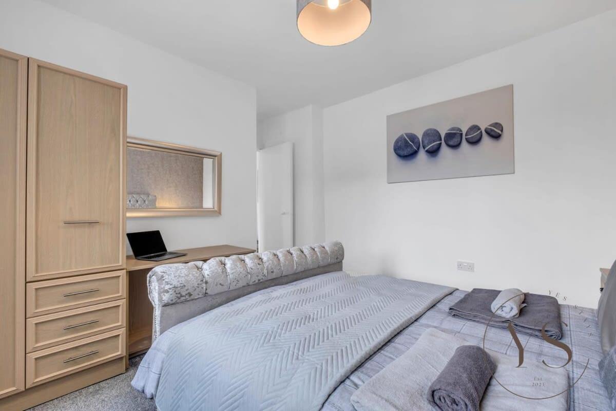 Stylish 3Br Home - Beautiful Garden - Parking West Bromwich Eksteriør bilde