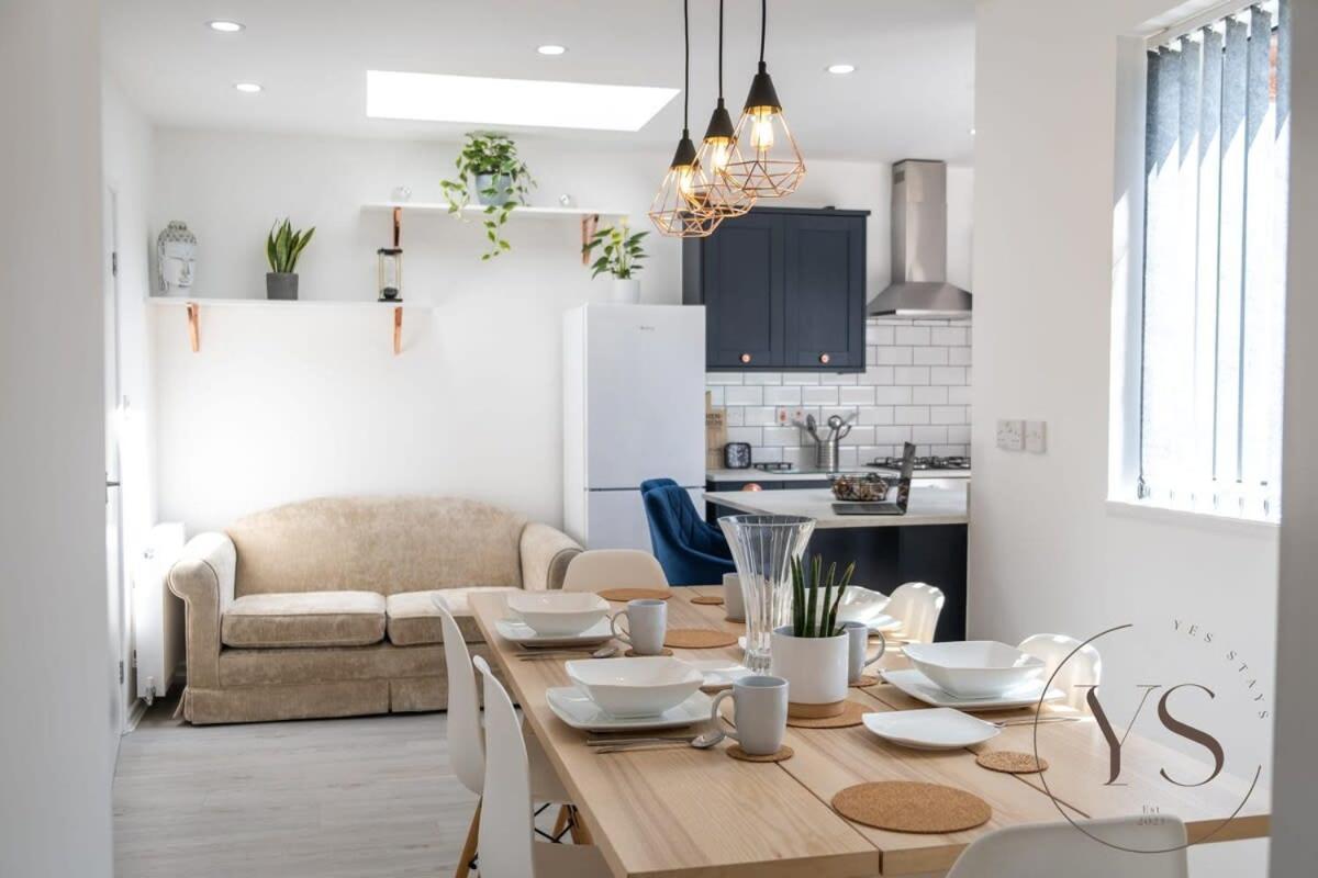 Stylish 3Br Home - Beautiful Garden - Parking West Bromwich Eksteriør bilde